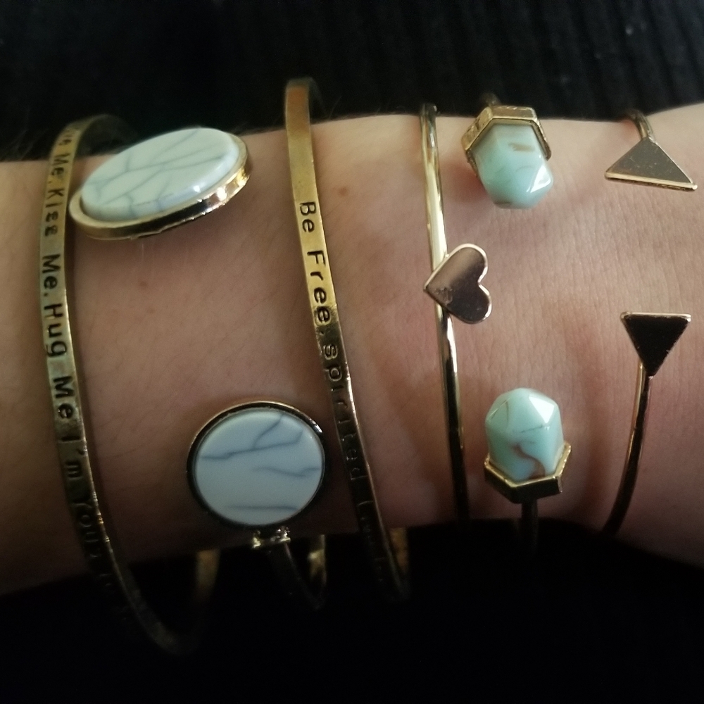 Earrings and bracelets set